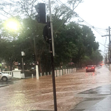 Chuva deixa ruas de Nova Friburgo completamente alagadas