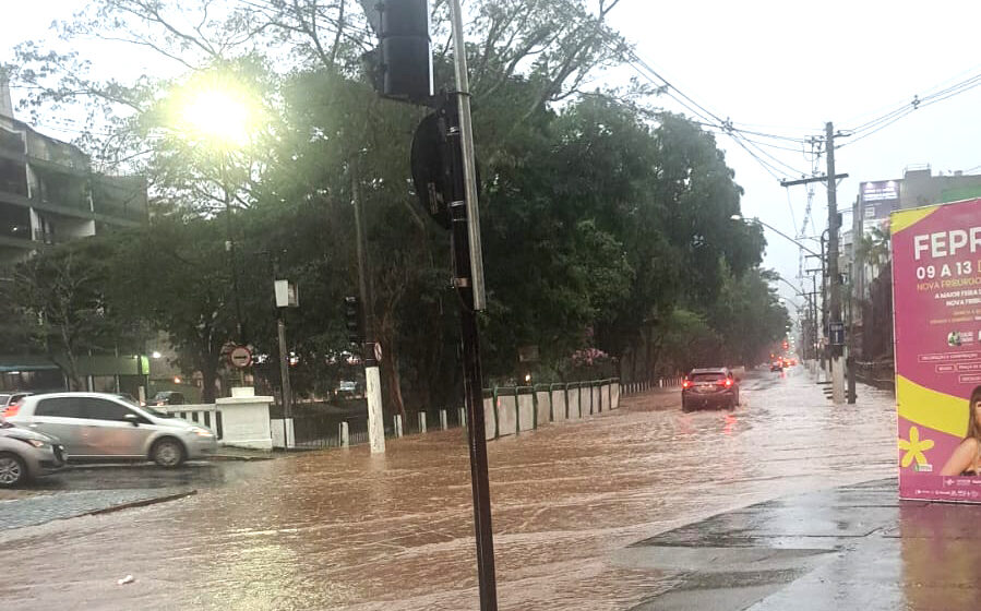 Chuva deixa ruas de Nova Friburgo completamente alagadas