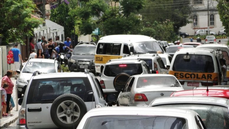 Trânsito em Teresópolis desorganizado com falta de sinalização.