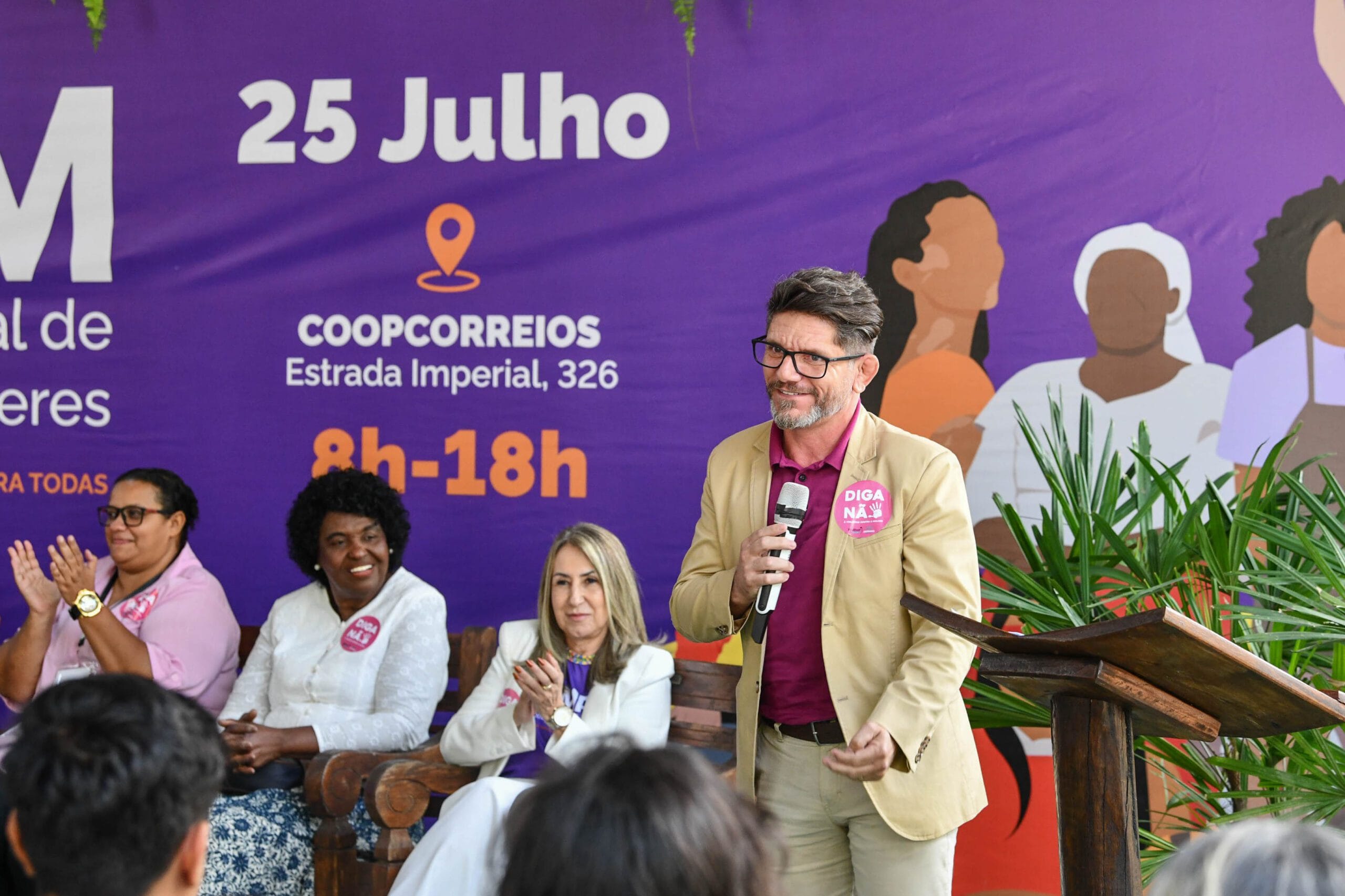 Autoridades e participantes na Conferência Municipal de Mulheres de Guapimirim