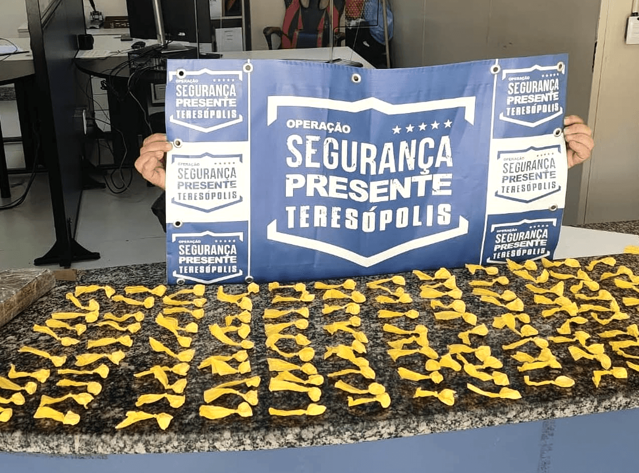 Policiais em patrulhamento durante prisão por drogas em Teresópolis