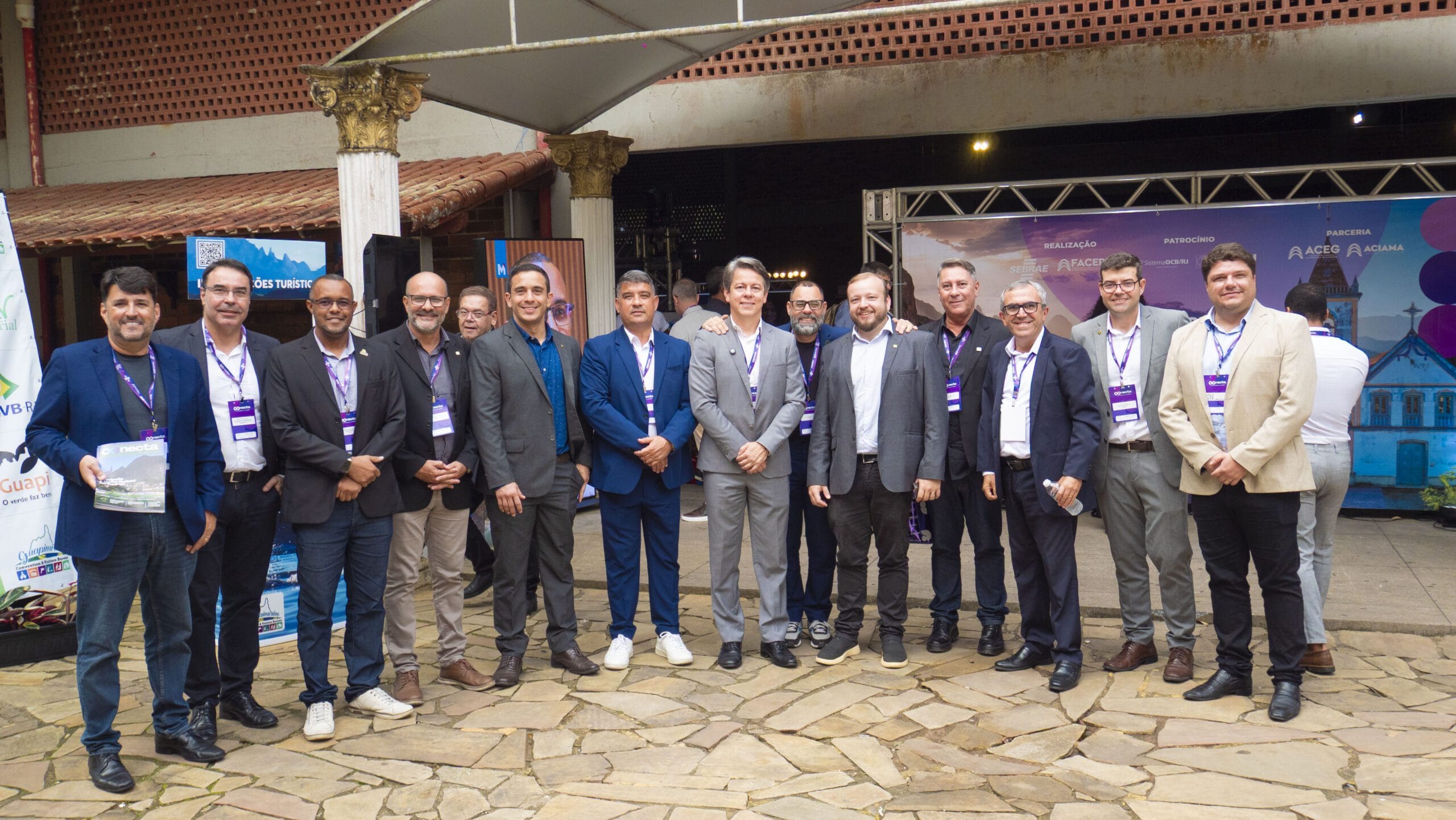 Empresários participam do Conecta Guapi-Magé em Guapimirim, evento de inovação e networking.