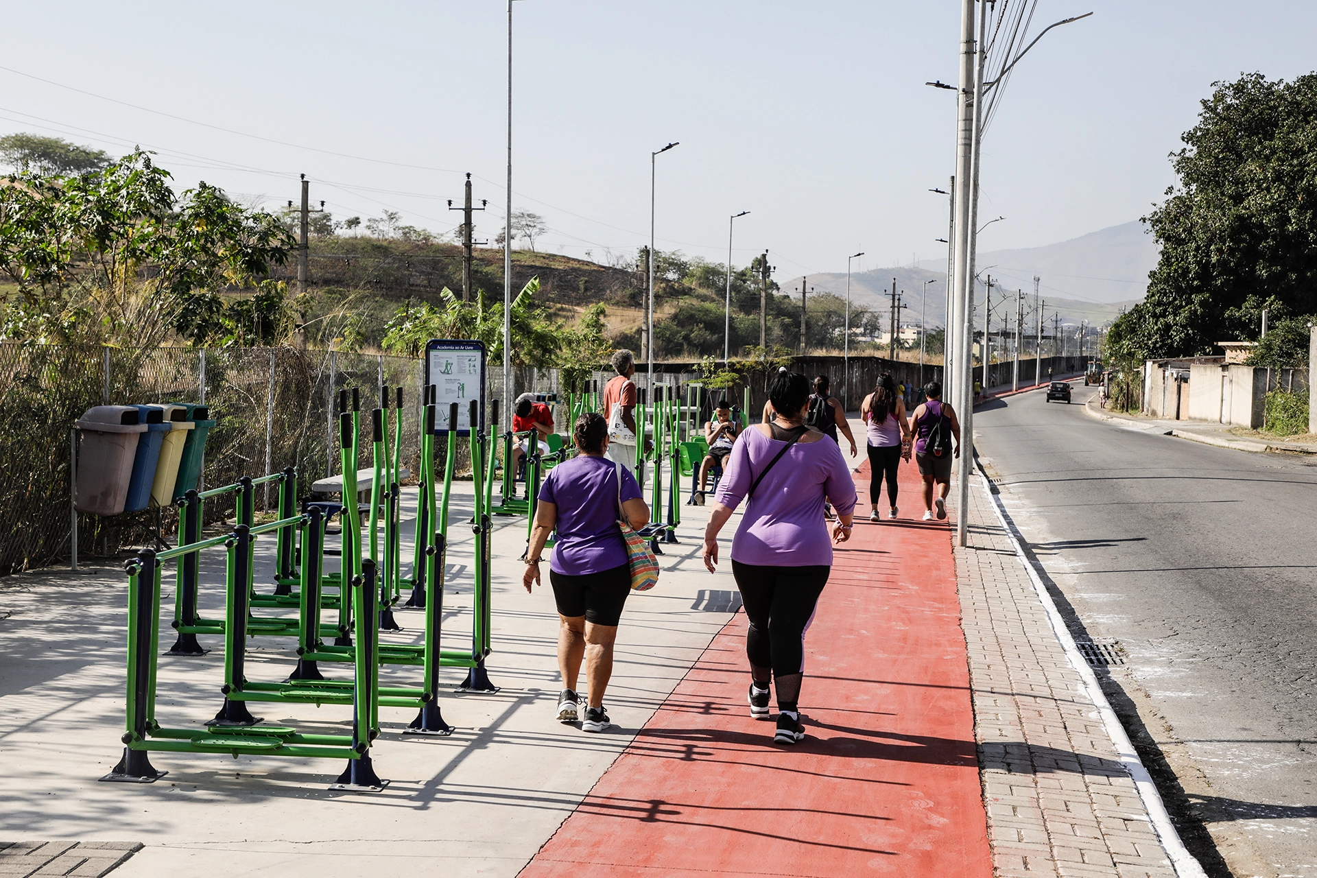 Ciclovia, equipamentos de ginástica, playground e bicicletários inaugurados em Queimados