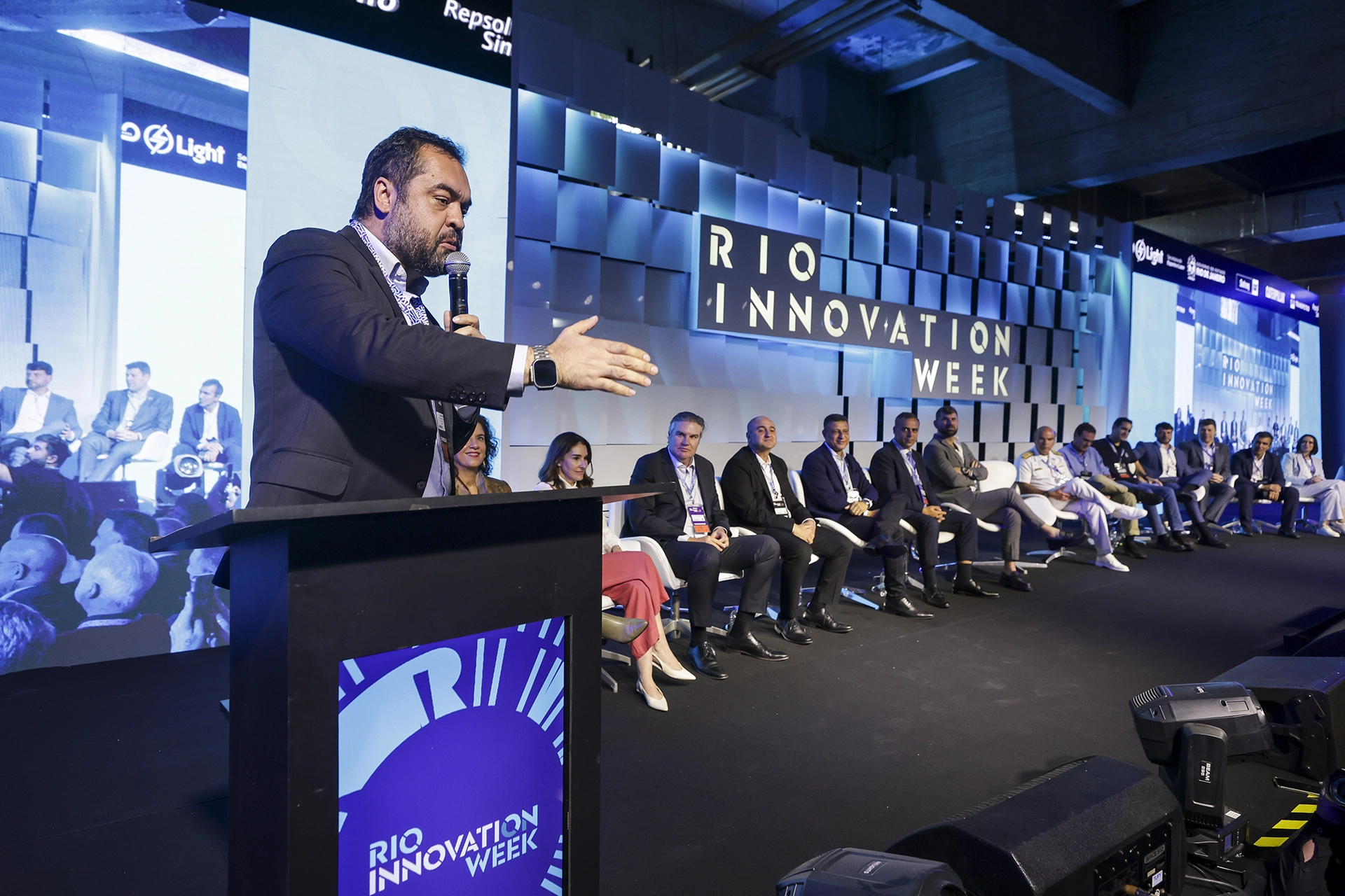 Governador Cláudio Castro no Rio Innovation Week apresentando inovações tecnológicas no RJ