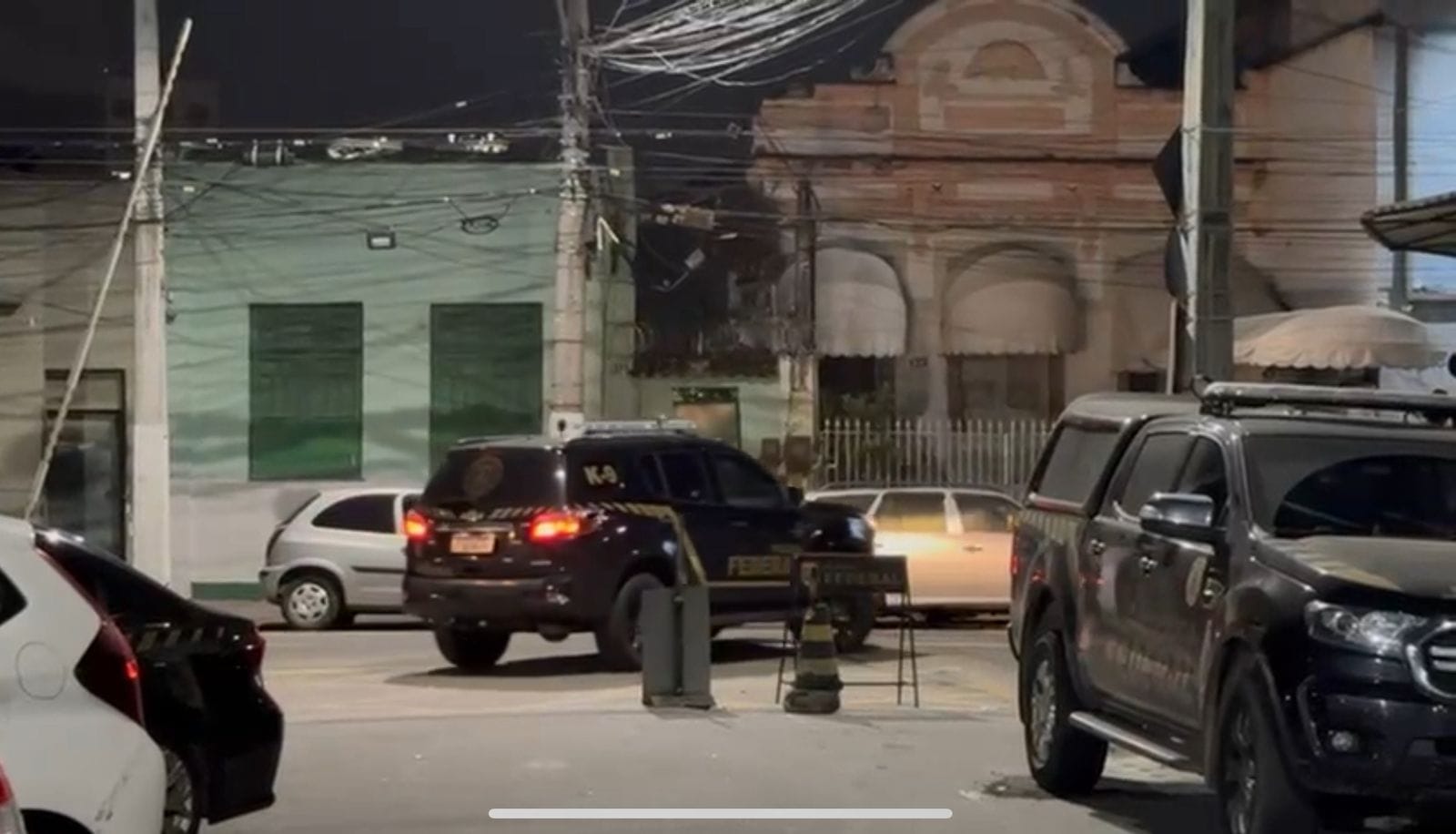 Policiais federais durante a Operação PF Nova Friburgo contra fraudes bancárias.