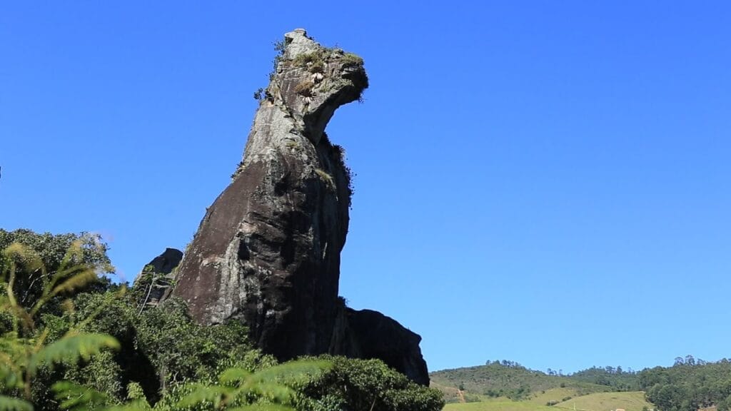 Formação rochosa Cão Sentado em Nova Friburgo, cartão-postal da Serra Fluminense.