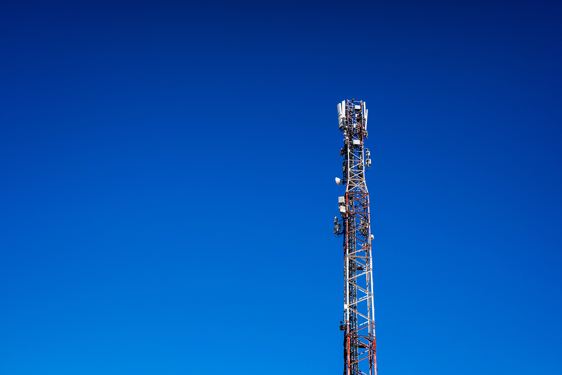 Trecho da RJ-116 em Cachoeiras de Macacu afetado pela sombra de sinal de celular