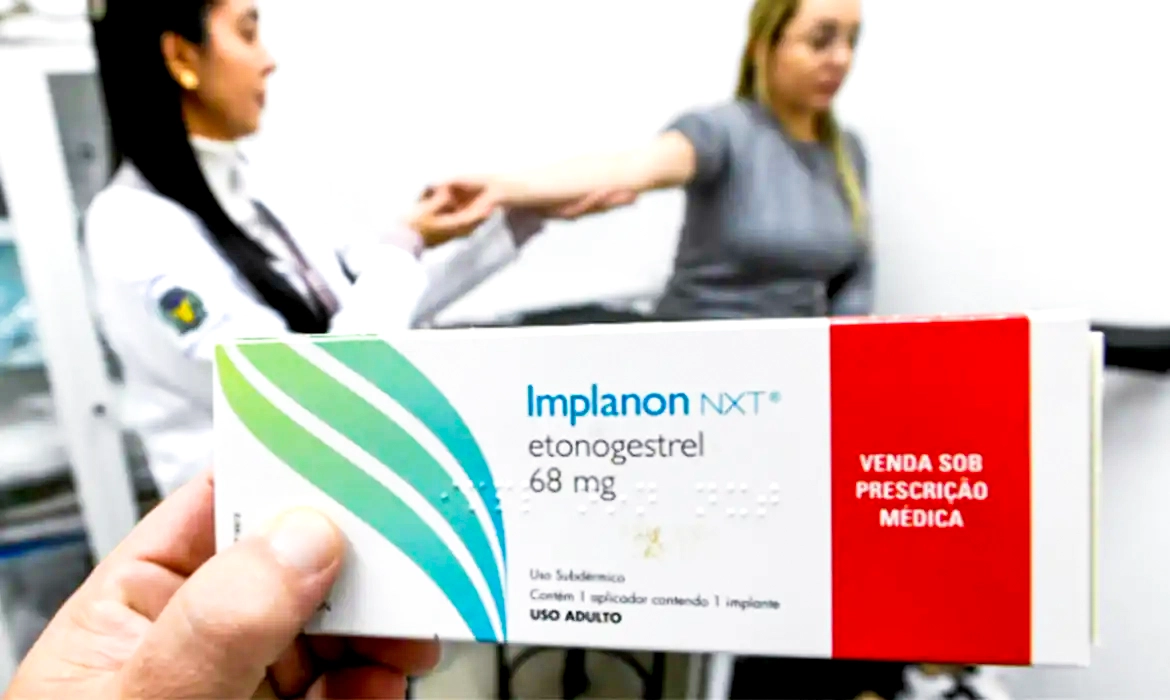 Médica segurando implante contraceptivo Implanon usado na prevenção da gravidez