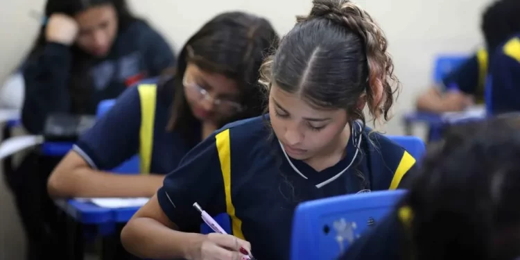 Alerj aprova formação de jovens para promover leitura e escrita no RJ