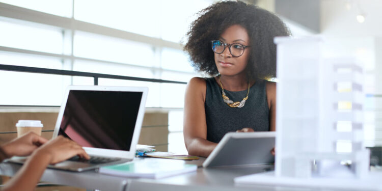 Mulheres avançam no mercado, mas ainda ganham 21% a menos