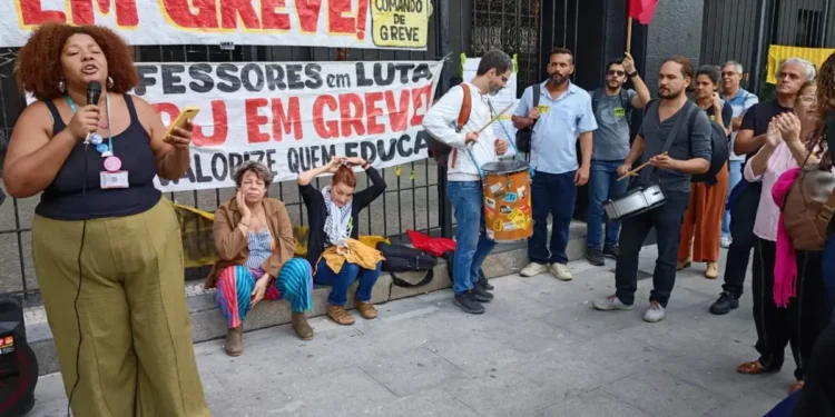 Greve na Uerj: servidores levam pauta ao Governo estadual