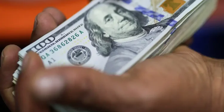 Dólar cai para R$ 5,13 e Bolsa fecha em baixa após ajuste no mercado