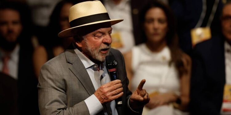 Lula diz que Lulinha terá de provar inocência e nega proteção ao filho