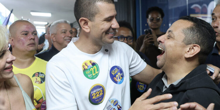 Douglas Ruas promete reforço na segurança em caminhada no Centro do RJ