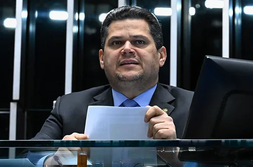 Após reunião com Lula, Alcolumbre destrava PEC sobre fim da escala 6×1