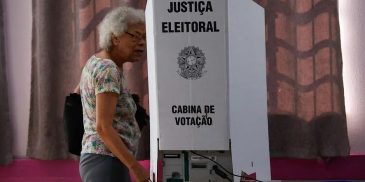 Campanha incentiva o voto de quem tem mais de 70 anos para as eleições
