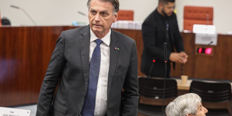 Defesa de Bolsonaro desiste de pedido ao STF para suspender sua prisão