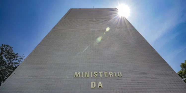 Governo reduz PIB para 2% em 2026 e 2,3% em 2027 diante de juros altos