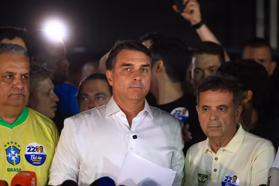 O senador Flávio Bolsonaro durante sessão no Congresso Nacional antes do prazo para a entrega do passaporte de Flávio Bolsonaro.