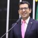 Equipes da Polícia Federal descem de viatura em cumprimento de mandados da Operação Castratio da PF no Rio de Janeiro.