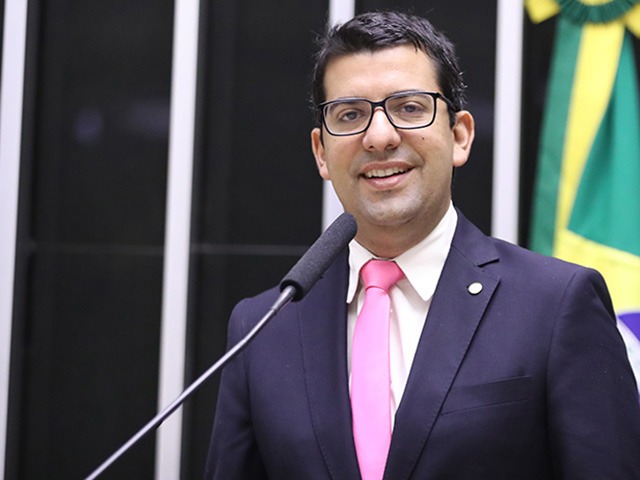 Equipes da Polícia Federal descem de viatura em cumprimento de mandados da Operação Castratio da PF no Rio de Janeiro.