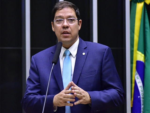 Deputados e senadores da bancada fluminense articulam candidaturas para as presidências da Câmara e do Senado em Brasília.