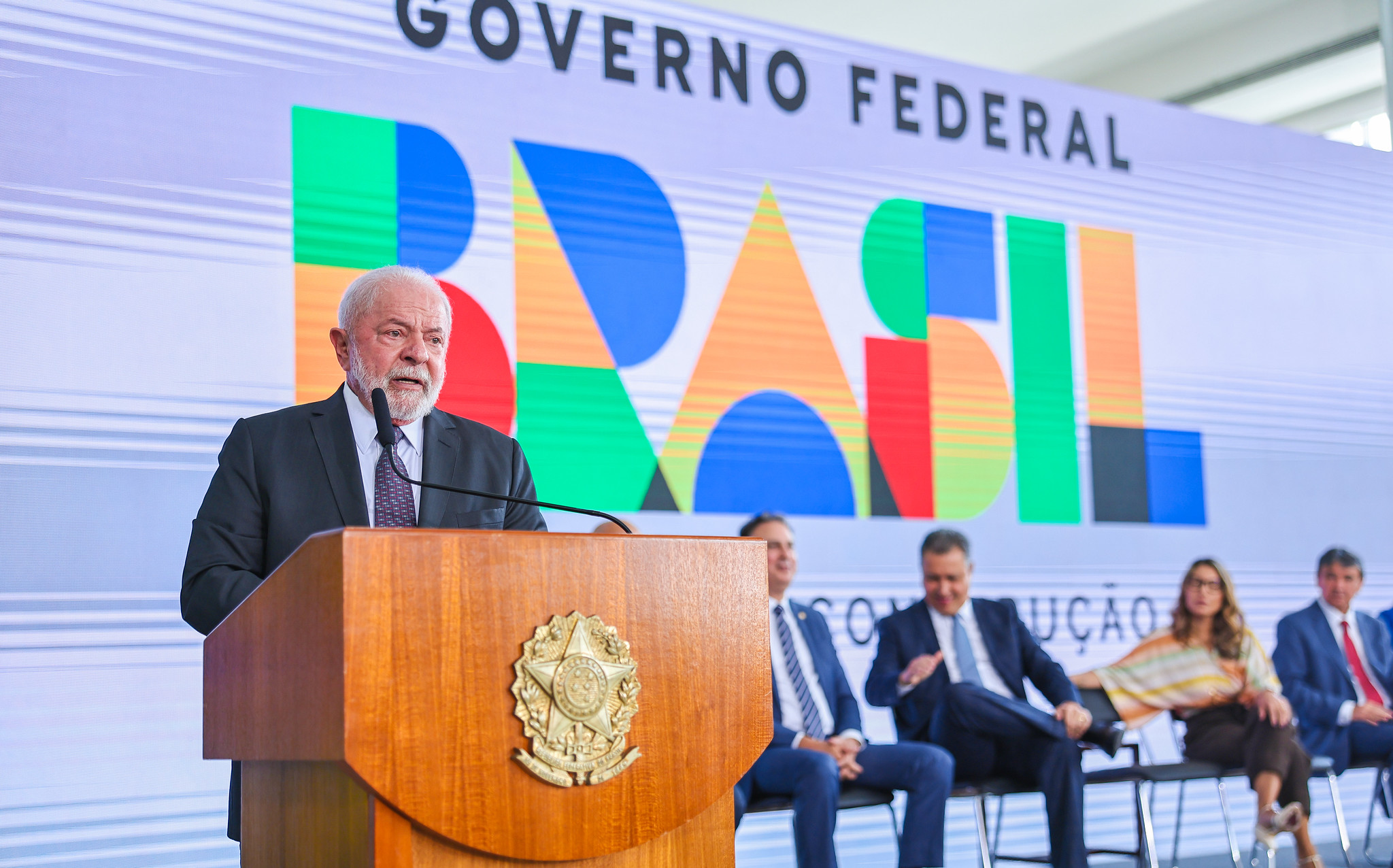 Esplanada dos Ministérios em Brasília com foco na gestão das contas do governo federal e orçamento público.