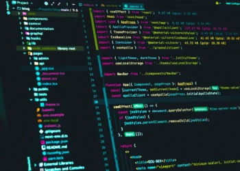 Servidores de tecnologia e tela com código digital ilustrando como a falha no PHP suspende sistemas públicos
