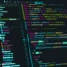 Servidores de tecnologia e tela com código digital ilustrando como a falha no PHP suspende sistemas públicos