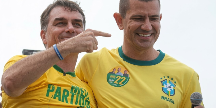 Flávio Bolsonaro reúne líderes no Rio sob forte fiscalização eleitoral