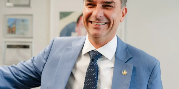 Flávio Bolsonaro defende mudar Constituição mirando o Poder Judiciário