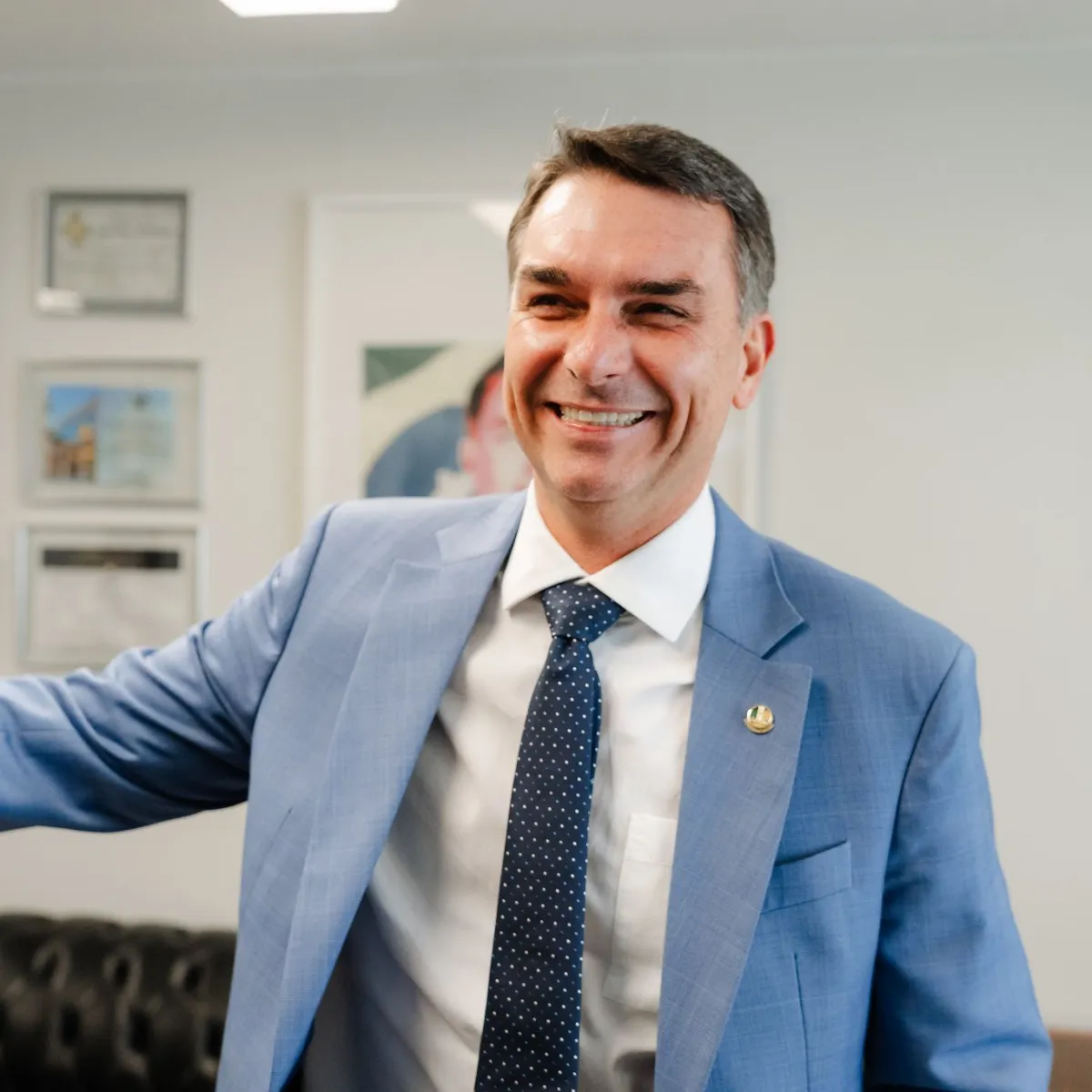 Senador Flávio Bolsonaro discursa no plenário durante sessão legislativa em Brasília.