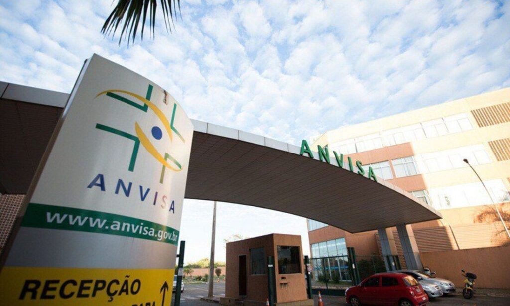 Medidor digital e fitas reagentes ilustrando a decisão em que a Anvisa proíbe venda de teste de glicemia falsificado.