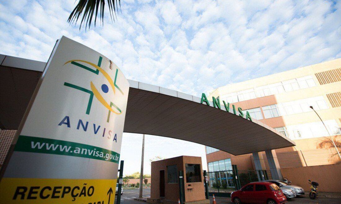 Medidor digital e fitas reagentes ilustrando a decisão em que a Anvisa proíbe venda de teste de glicemia falsificado.