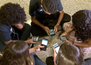 Alerta sobre telas reacende debate sobre celular nas escolas do Rio