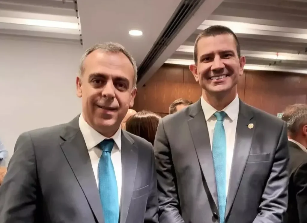 Governador eleito e deputados do PL reunidos no Centro do Rio de Janeiro para definir apoio à presidência da Alerj.
