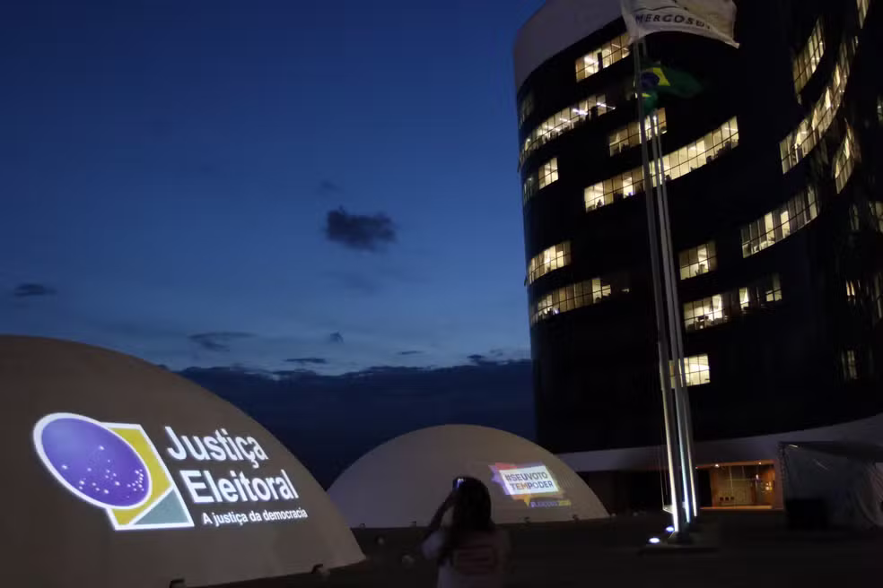 Fachada da sede do Tribunal Superior Eleitoral em Brasília durante análise de ações judiciais no TSE.
