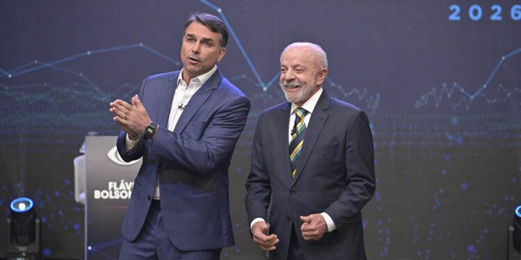 Painel exibe dados de pesquisas segundo turno na disputa entre Flávio Bolsonaro e Lula.