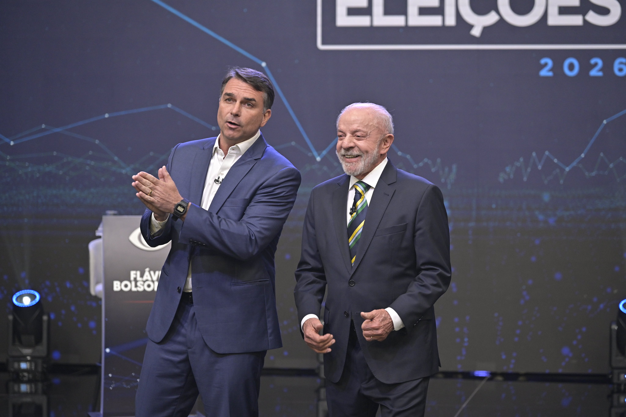 Painel exibe dados de pesquisas segundo turno na disputa entre Flávio Bolsonaro e Lula.
