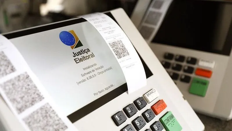 Eleitor depositando voto em urna eletrônica durante o período de votação após as 17h no segundo turno