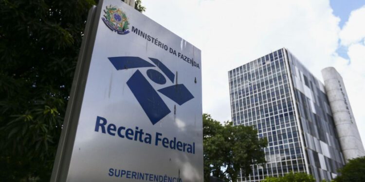 Painel eletrônico com dados fiscais ilustrando a arrecadação federal em setembro com alta puxada pelo petróleo.