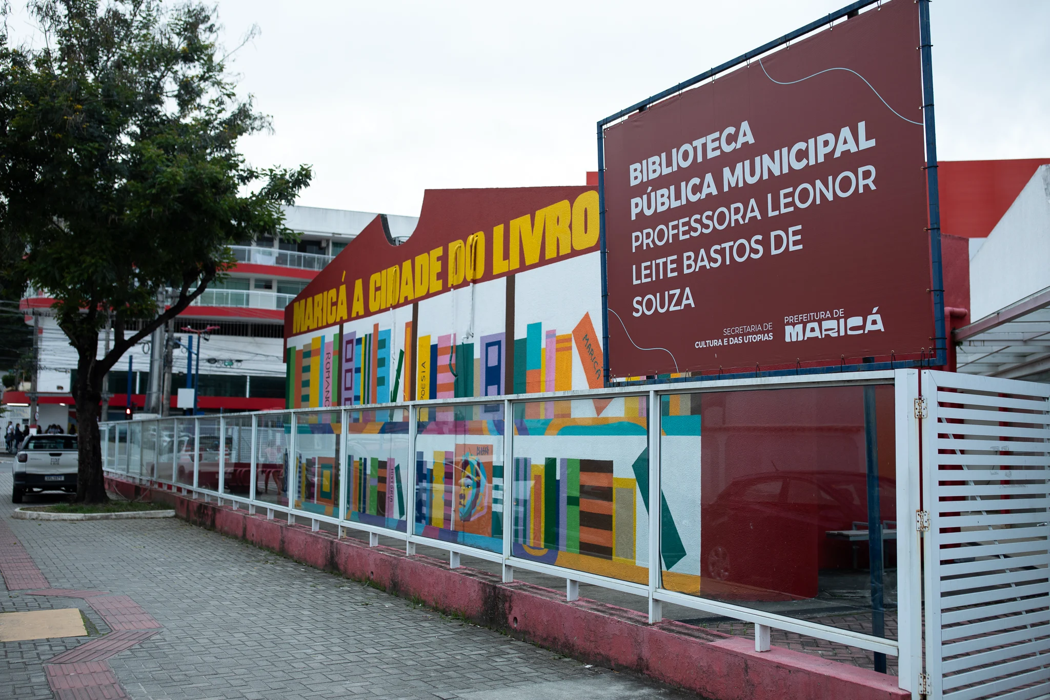 Fachada da Biblioteca Pública Municipal Professora Leonor Leite Bastos durante a abertura da Semana Nacional do Livro em Maricá.