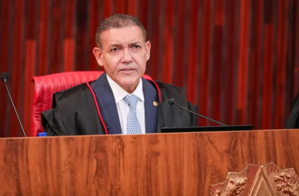 Plenário do Tribunal Superior Eleitoral em sessão sobre inelegibilidade por agressão contra mulheres.