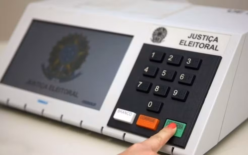 Urna eletrônica em seção eleitoral durante a eleição suplementar em Itaguaí na Região Metropolitana do Rio de Janeiro.